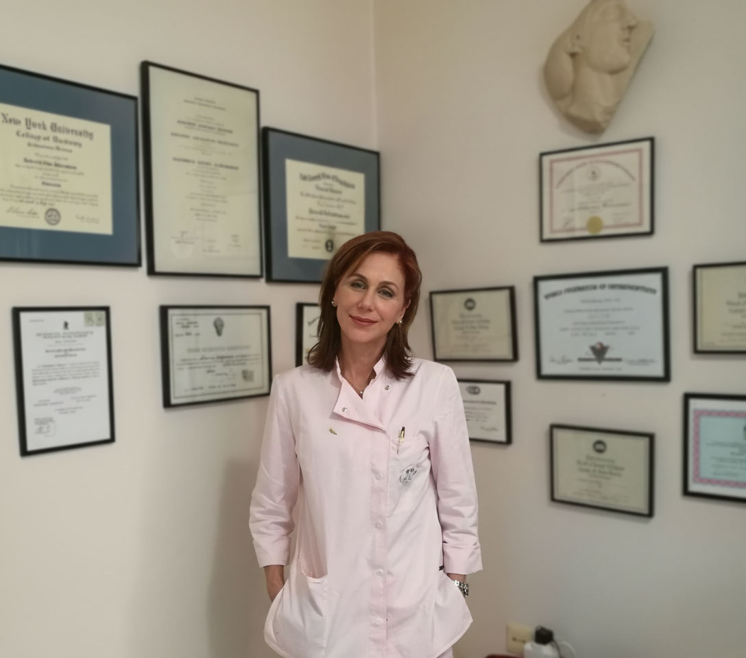 Η ειδική ορθοδοντικός Δρ. Ανδρονίκη Χατζηιωάννου (MSc) στο ιατρείο της.